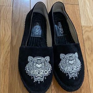 Black tiger Kenzo espadrilles.